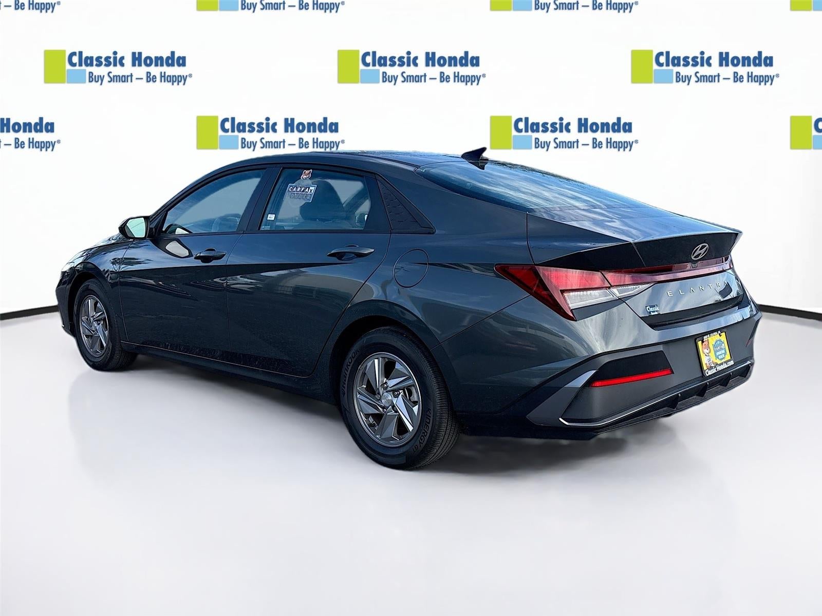 2024 Hyundai ELANTRA SE