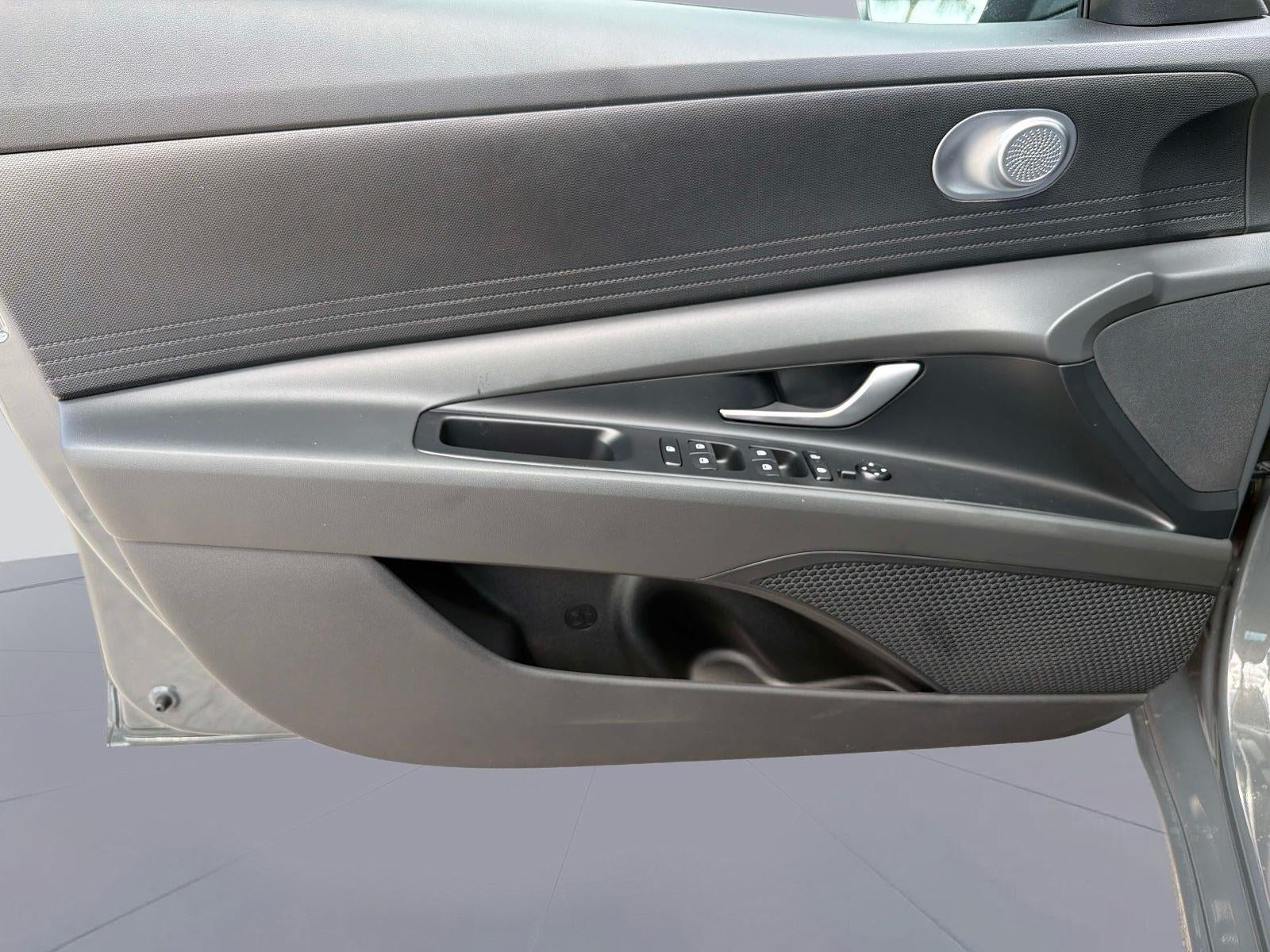 2026 Hyundai ELANTRA SE SE