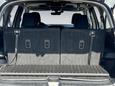 2022 Honda Pilot Touring w/Rear Captain's Chairs