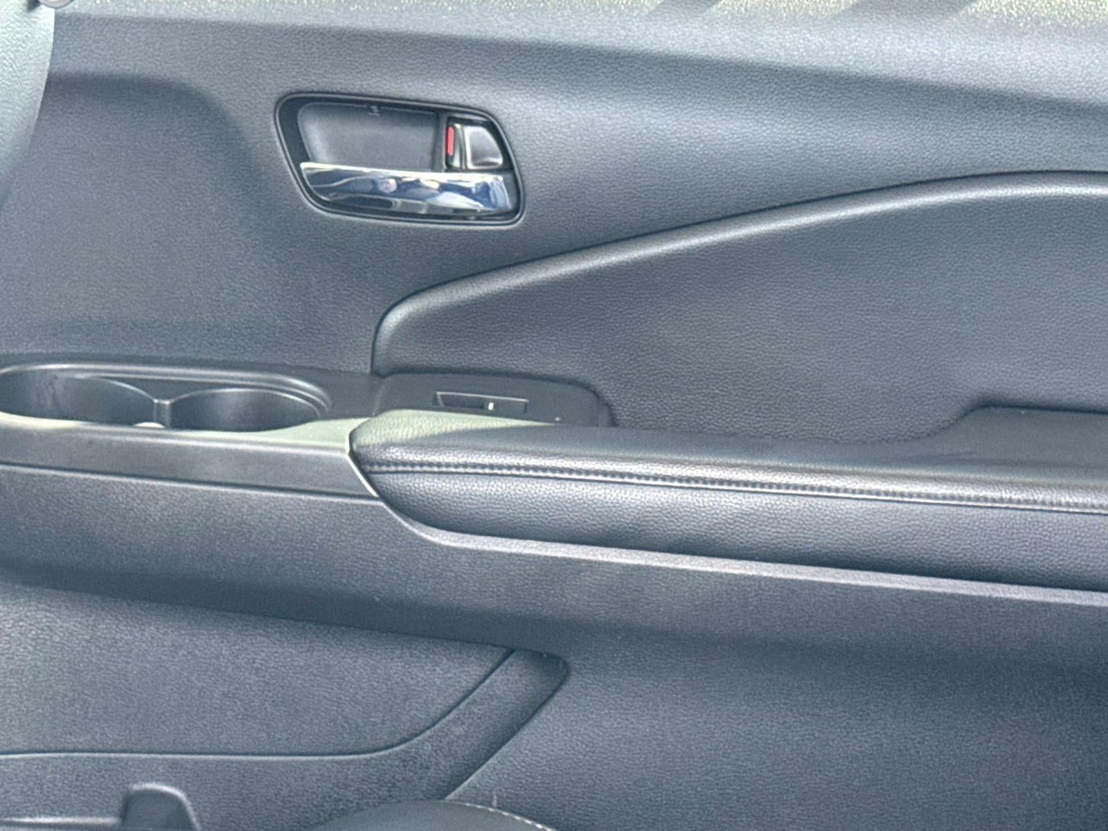 2022 Honda Pilot Touring w/Rear Captain's Chairs