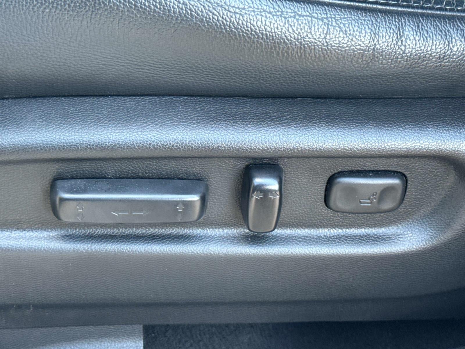 2022 Honda Pilot Touring w/Rear Captain's Chairs