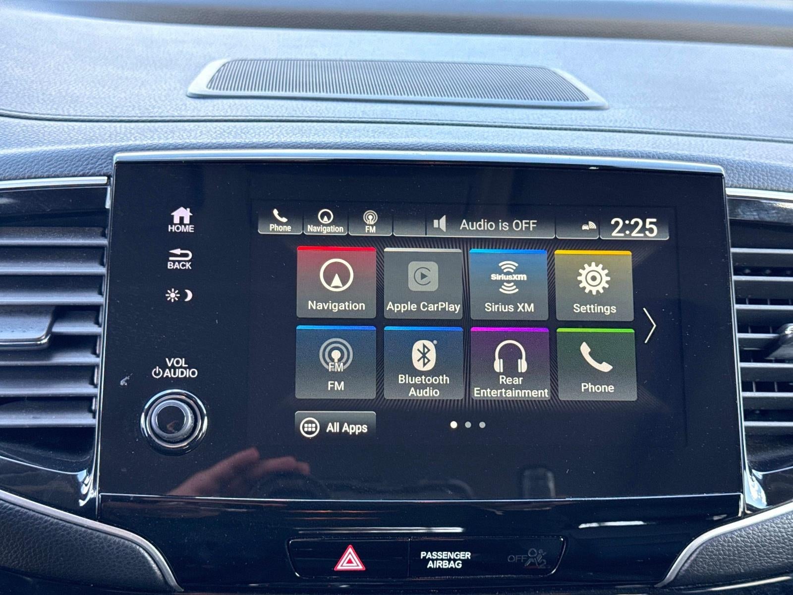 2022 Honda Pilot Touring w/Rear Captain's Chairs