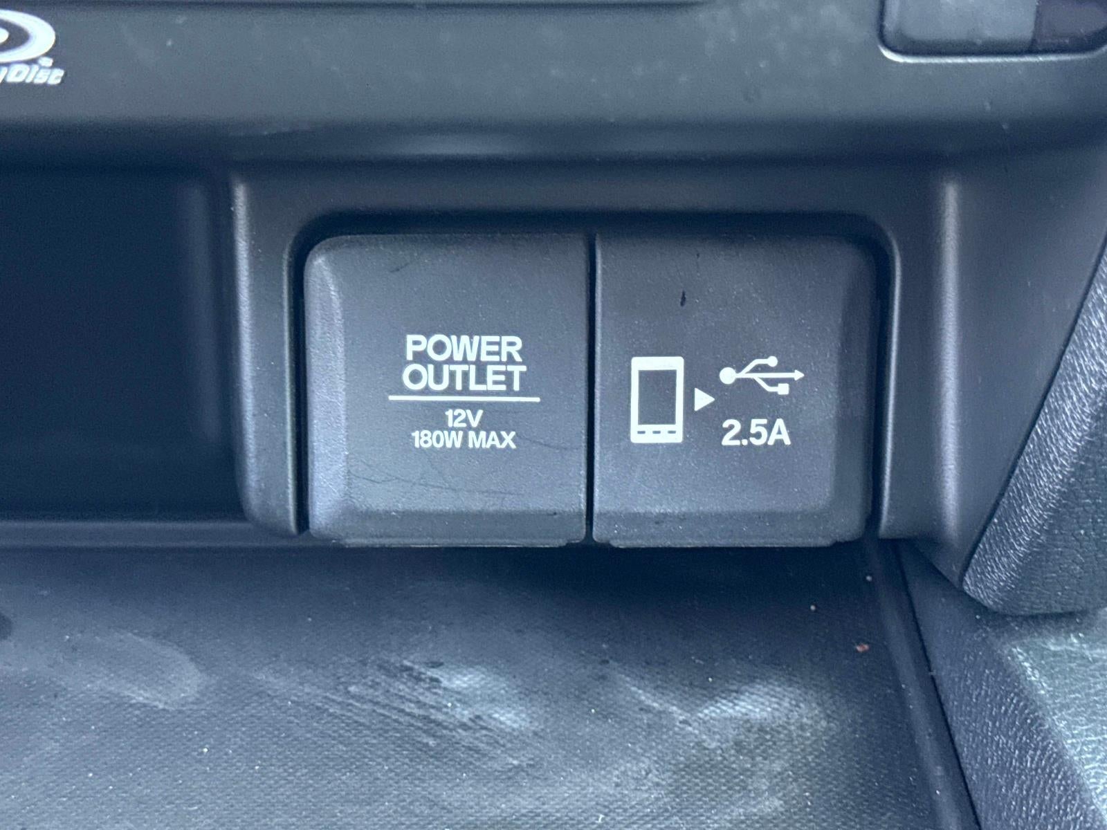 2022 Honda Pilot Touring w/Rear Captain's Chairs