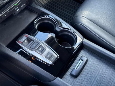 2022 Honda Pilot Touring w/Rear Captain's Chairs