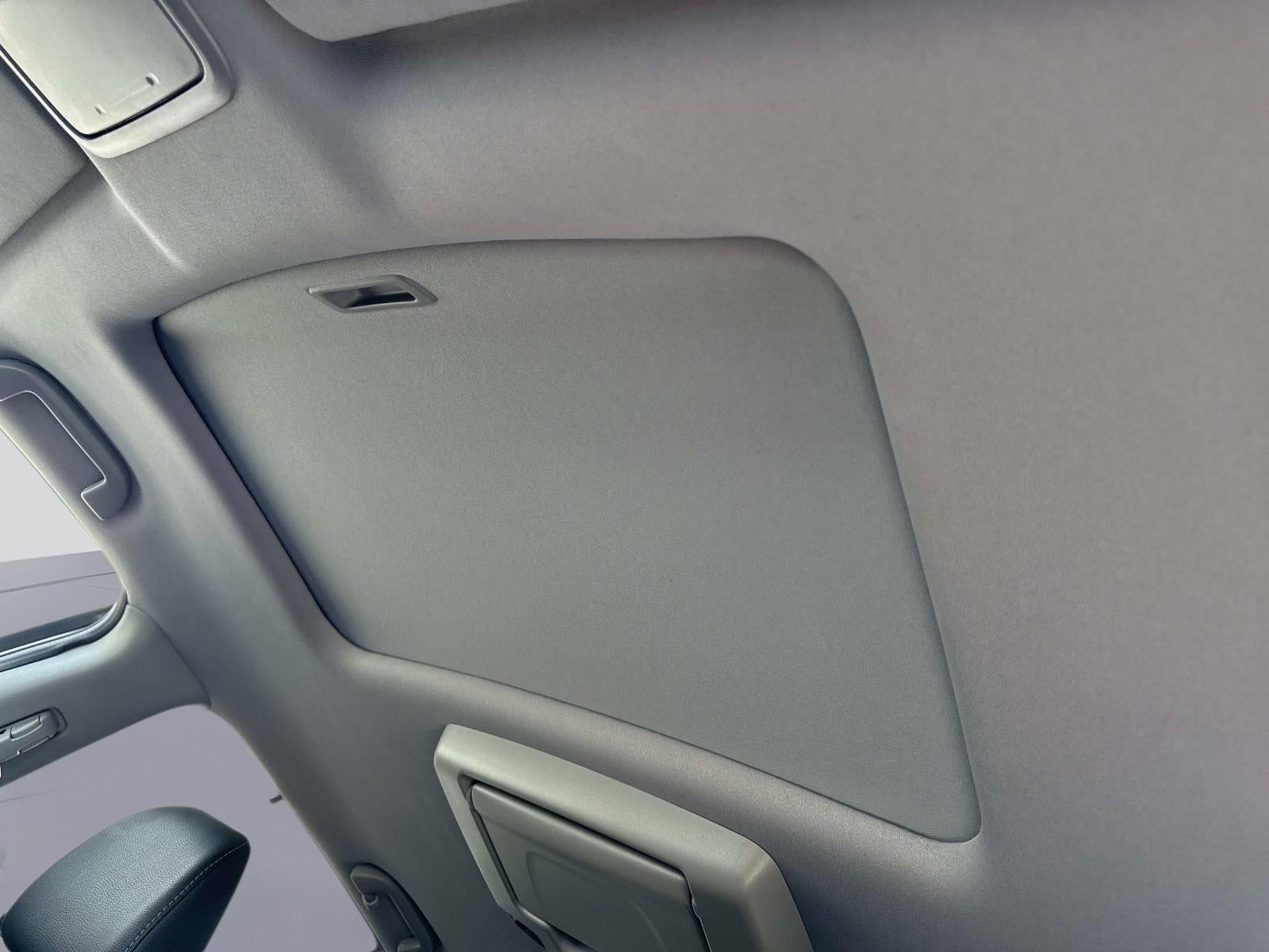 2022 Honda Pilot Touring w/Rear Captain's Chairs