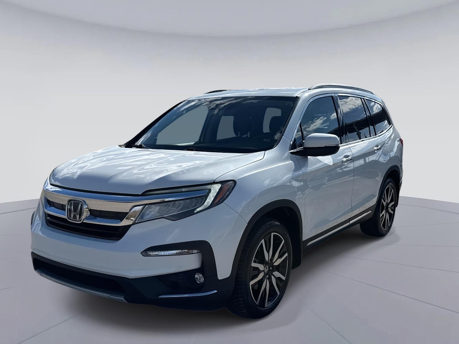 2022 Honda Pilot Touring w/Rear Captain's Chairs