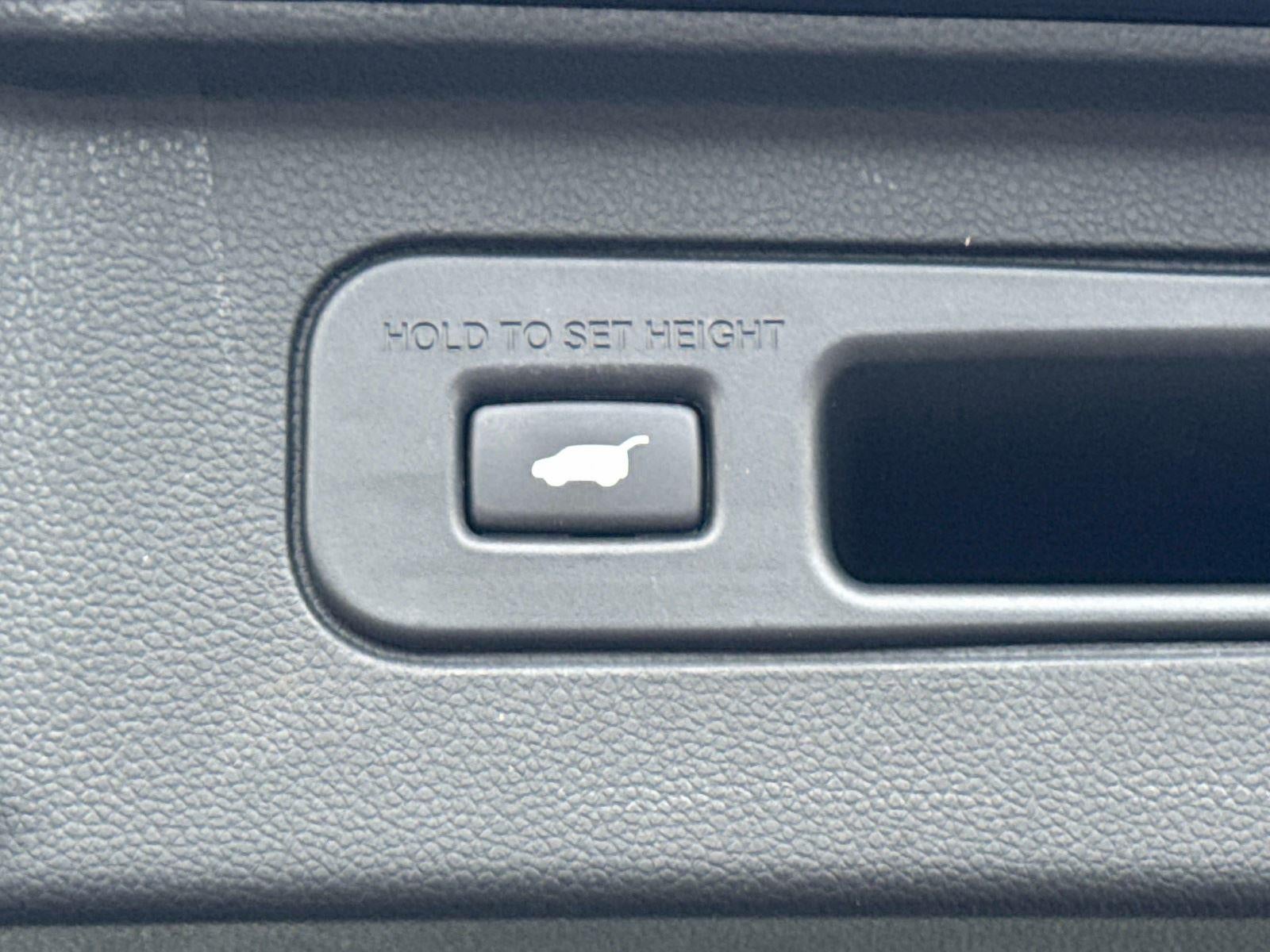 2023 Honda Pilot EX-L w/Rear Captain's Chairs