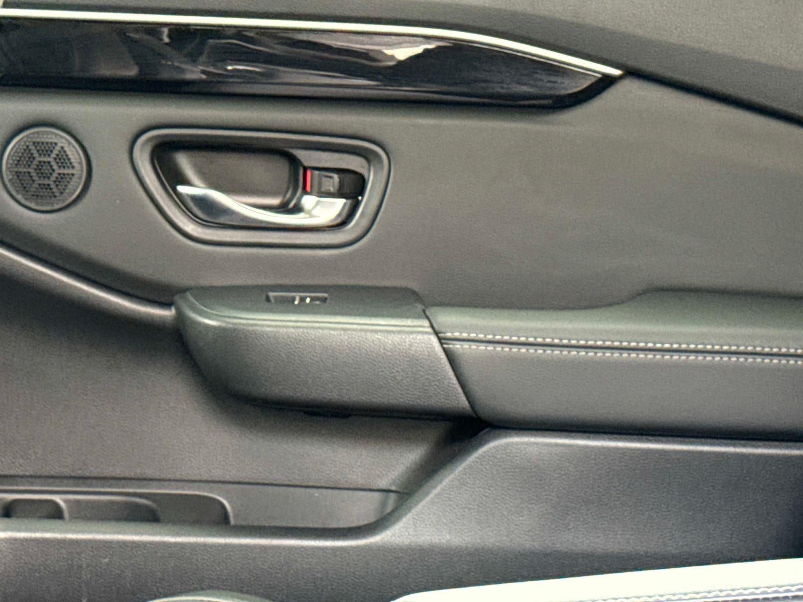 2023 Honda Pilot EX-L w/Rear Captain's Chairs