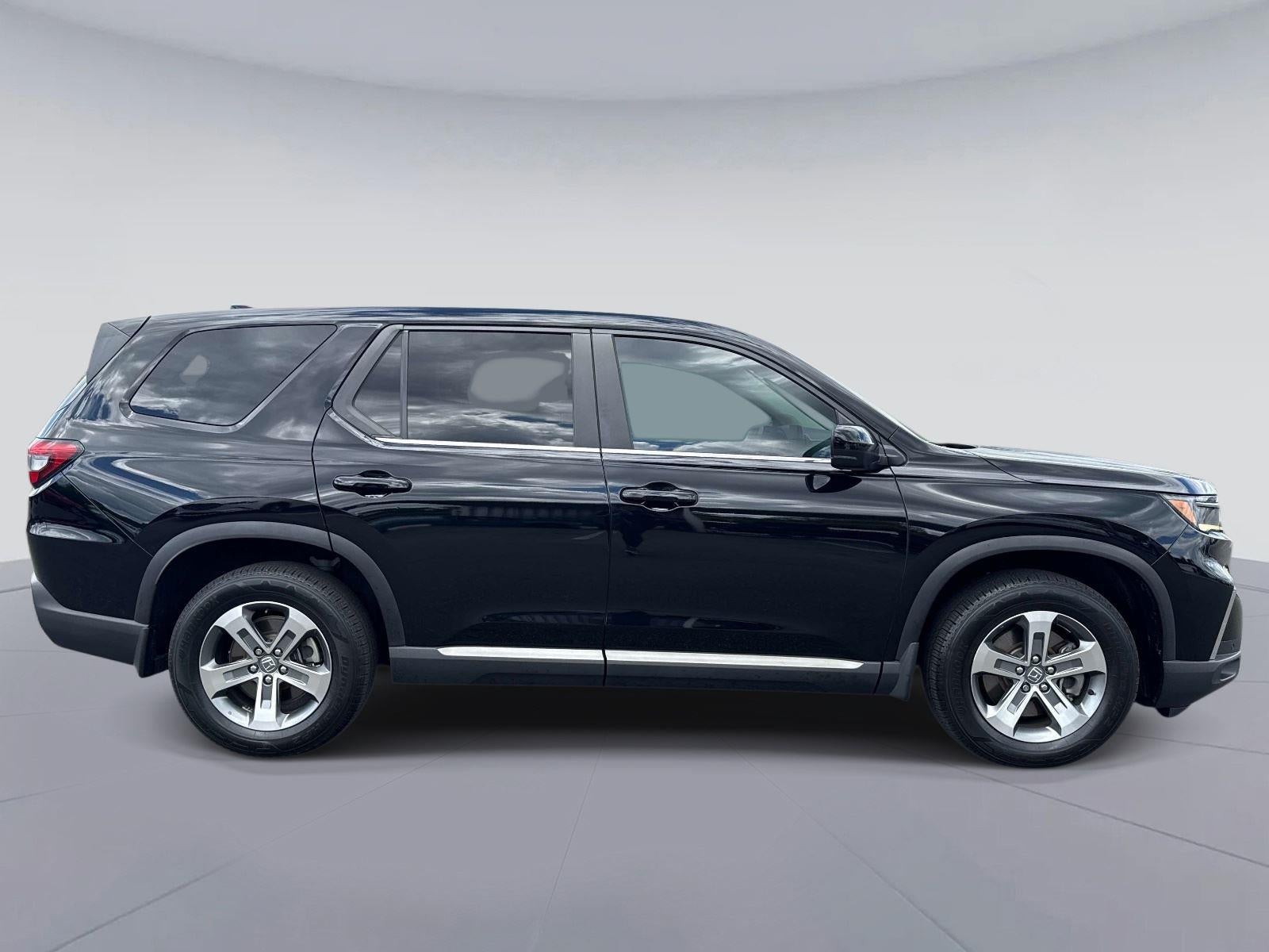 2023 Honda Pilot EX-L w/Rear Captain's Chairs