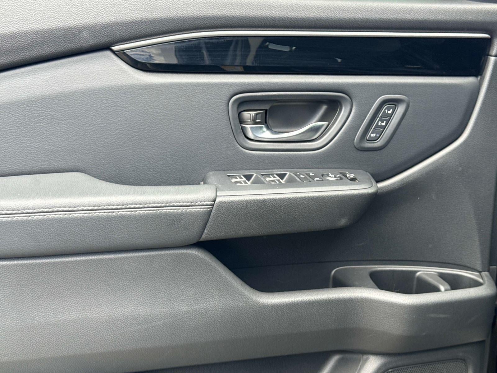 2023 Honda Pilot EX-L w/Rear Captain's Chairs