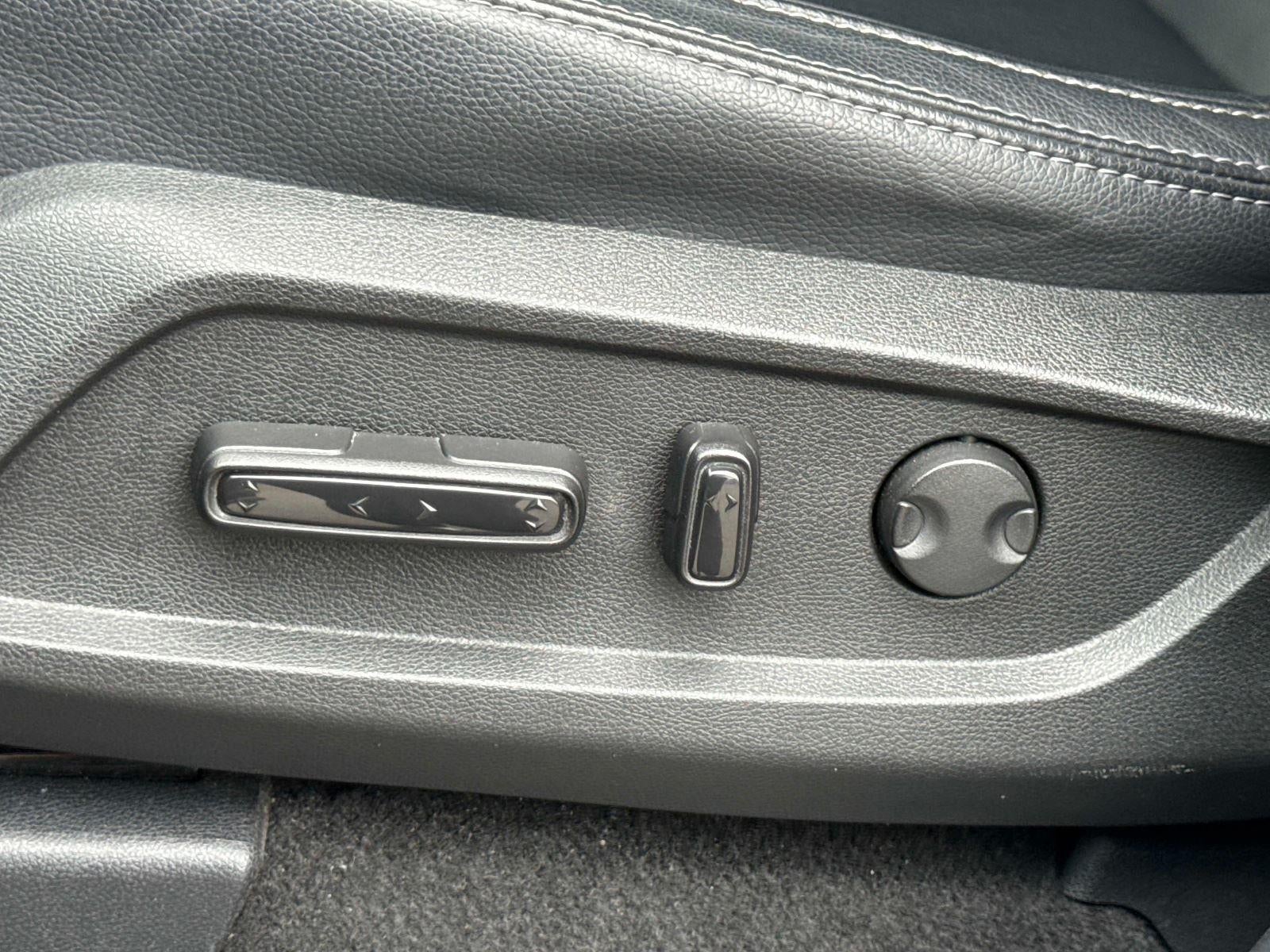 2023 Honda Pilot EX-L w/Rear Captain's Chairs