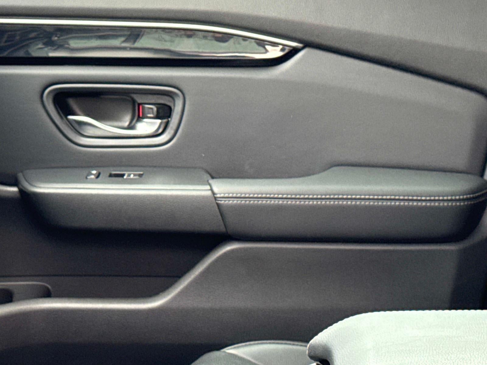 2023 Honda Pilot EX-L w/Rear Captain's Chairs