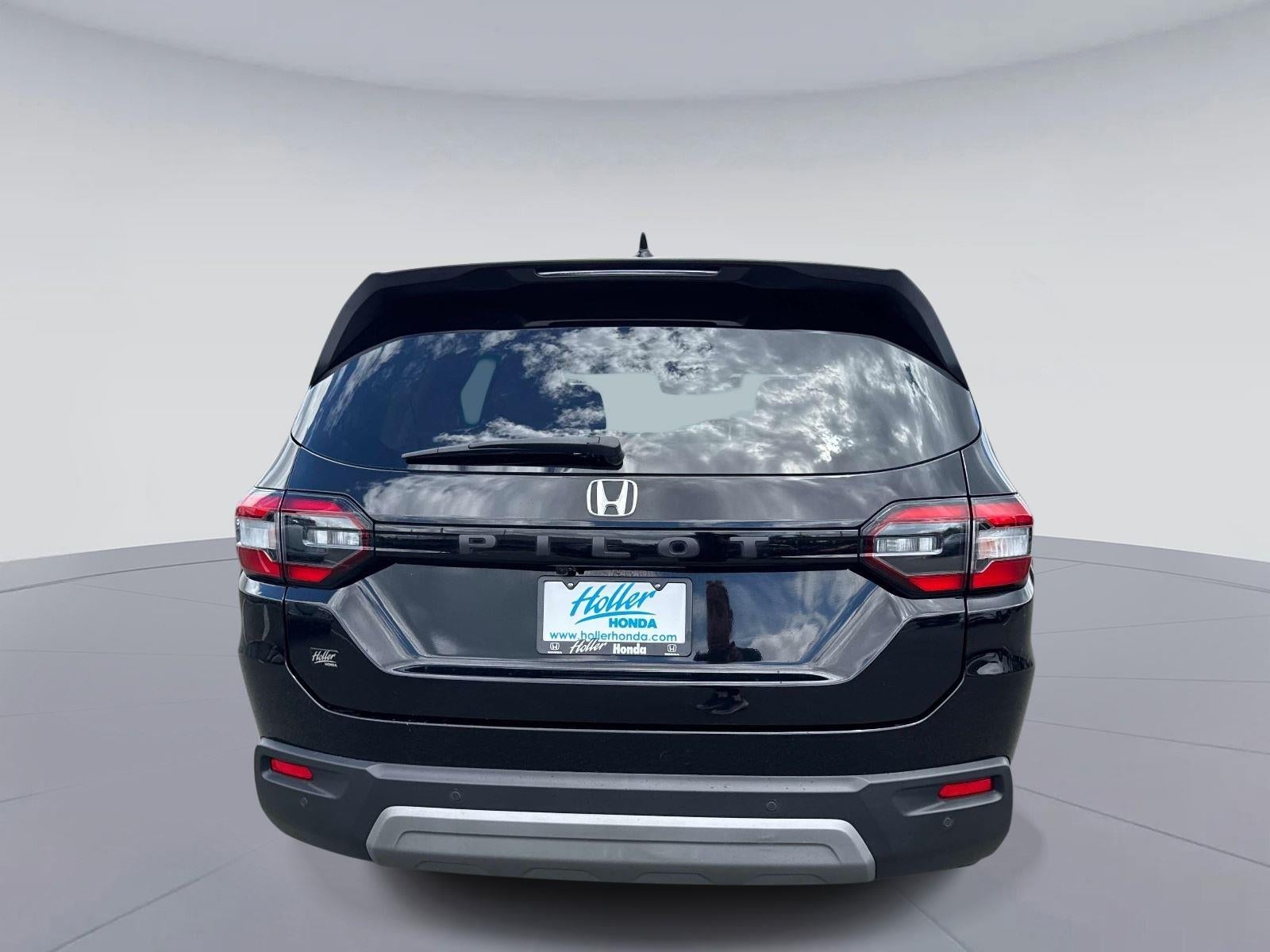 2023 Honda Pilot EX-L w/Rear Captain's Chairs