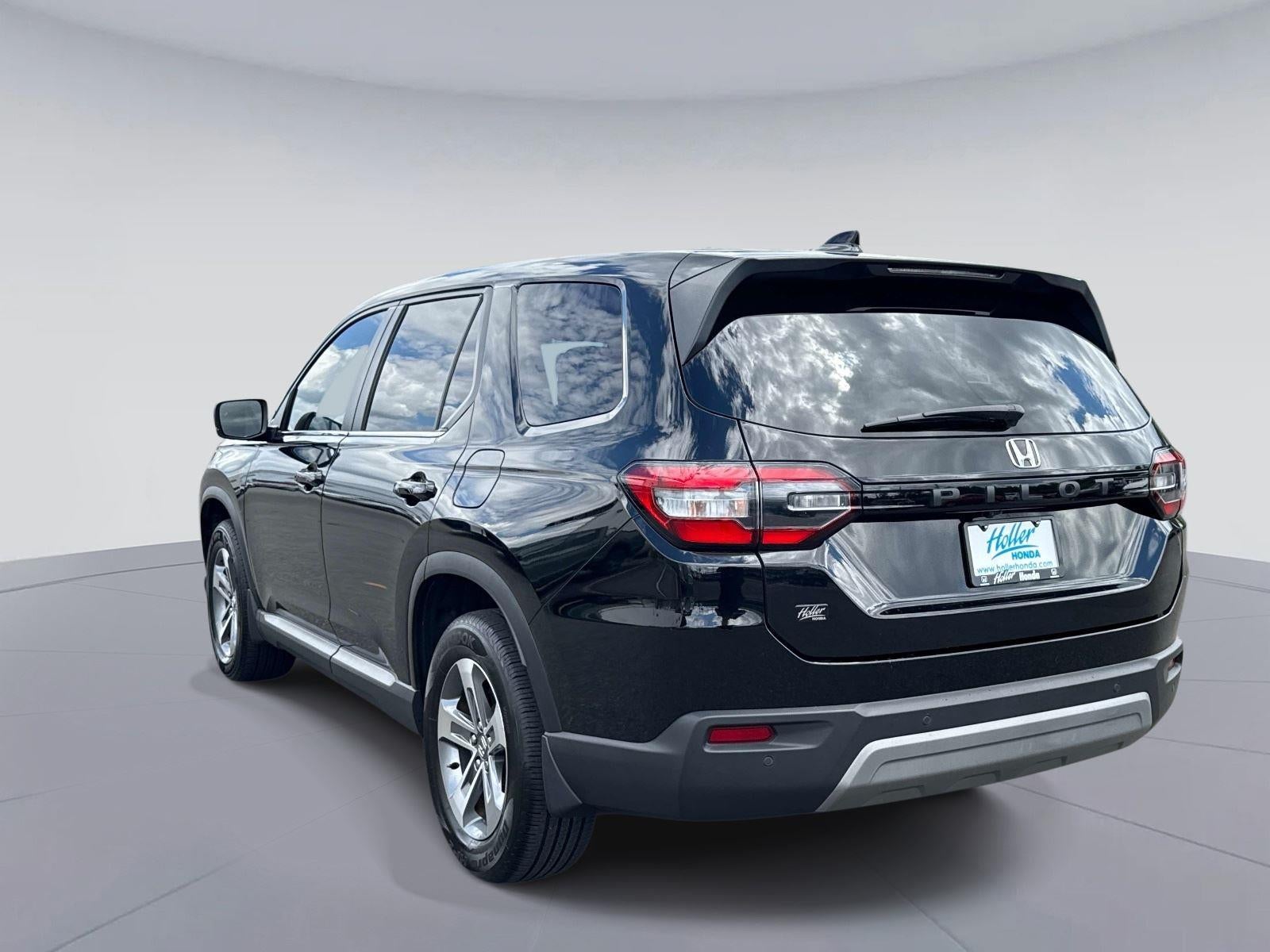 2023 Honda Pilot EX-L w/Rear Captain's Chairs