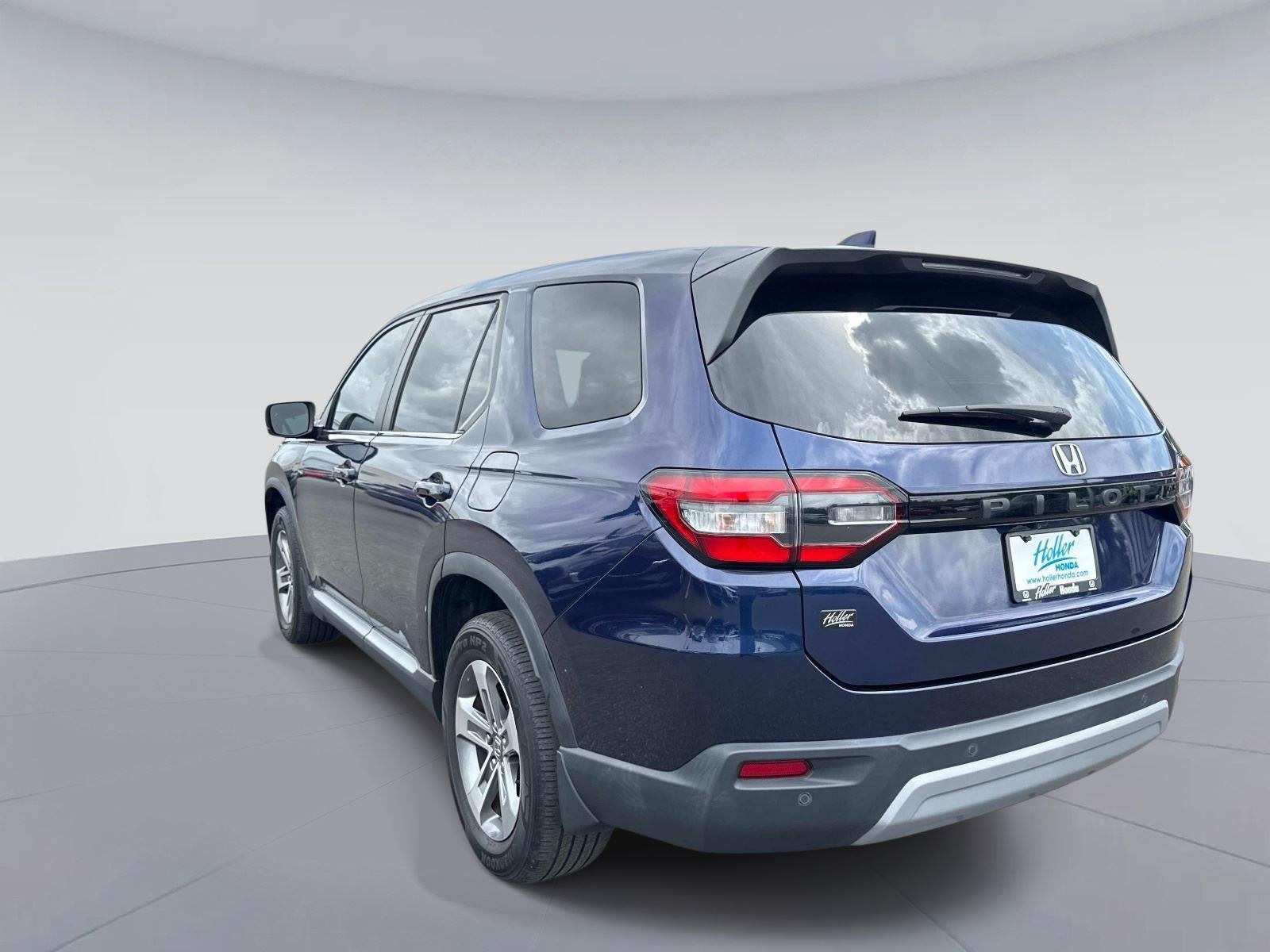 2023 Honda Pilot EX-L w/Rear Captain's Chairs