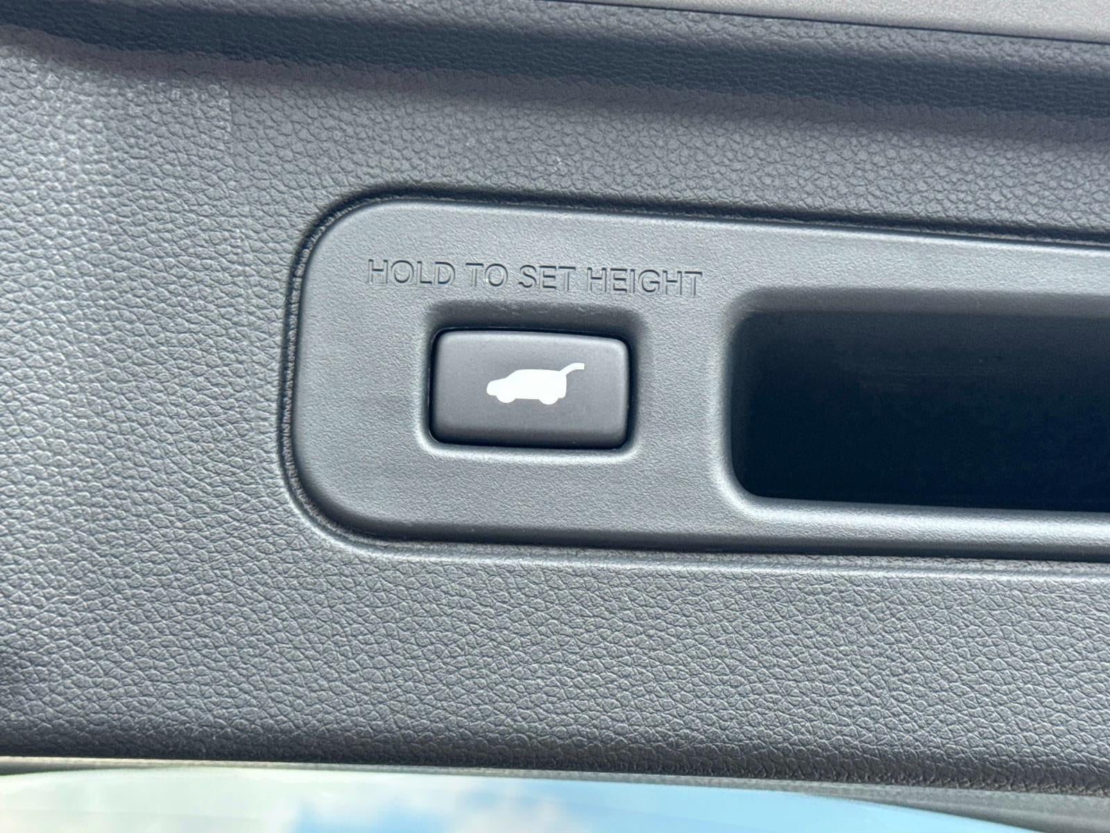 2023 Honda Pilot EX-L w/Rear Captain's Chairs