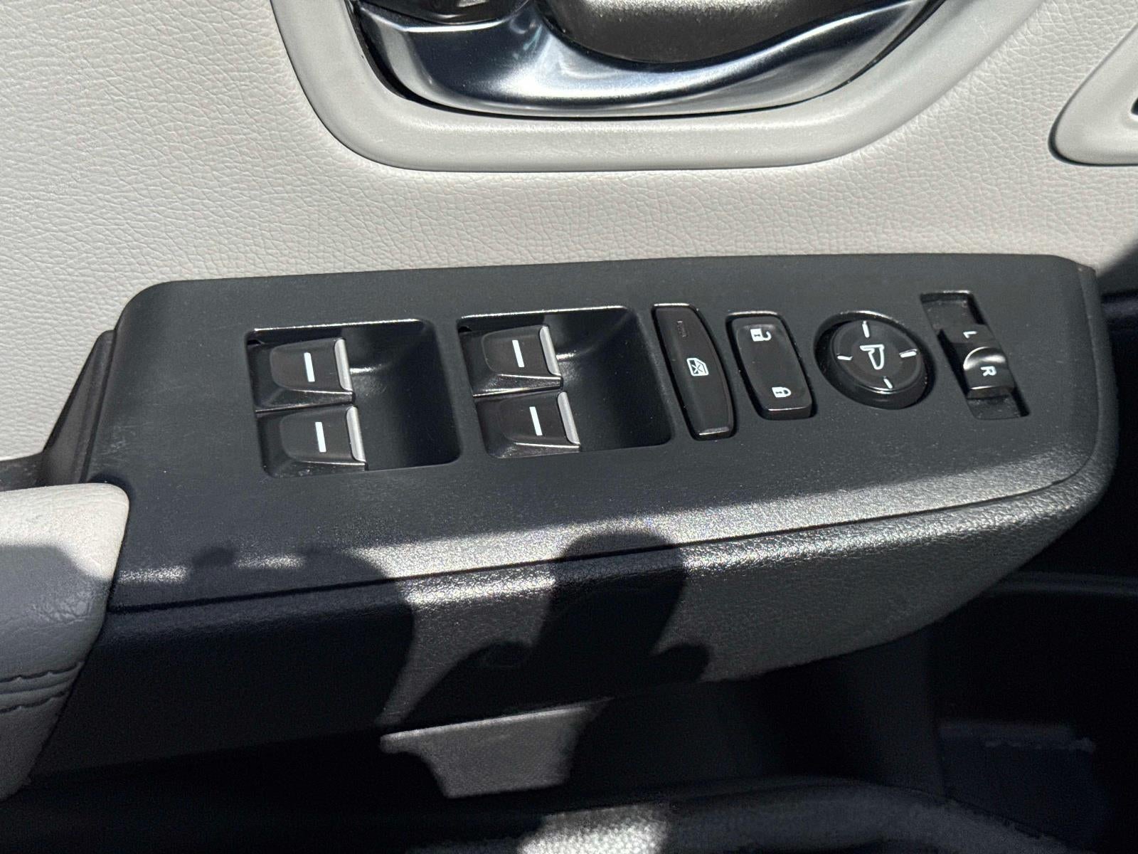 2023 Honda Pilot EX-L w/Rear Captain's Chairs